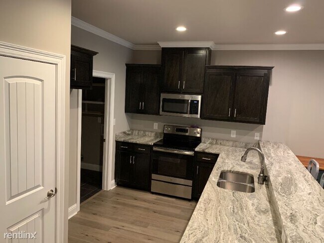 Foto del edificio - 3 br, 2 bath House - 957 Henckley Ave.