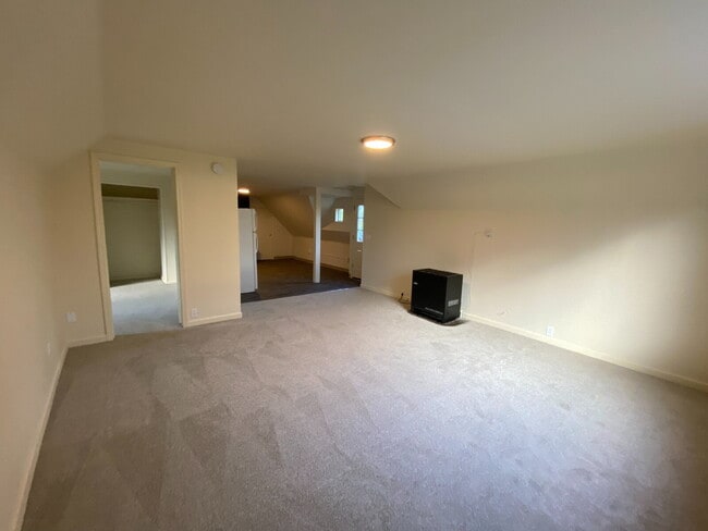 Foto del edificio - 2-Bedroom, Upstairs, Hawthorne District
