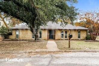 Building Photo - 2012 Garden Oaks Dr