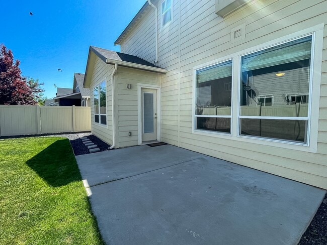 Building Photo - 2592 E Blackstone Dr