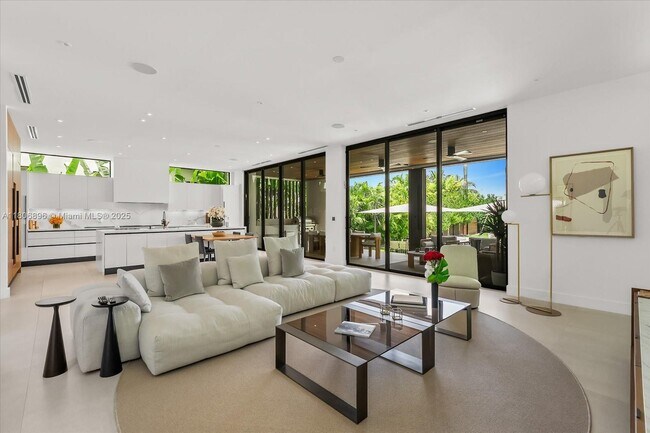 Foto del edificio - 715 NE 77th St