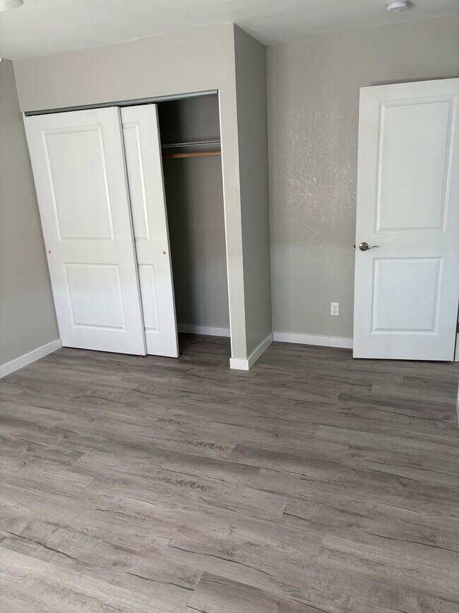 Foto del edificio - 682 Elm Ave