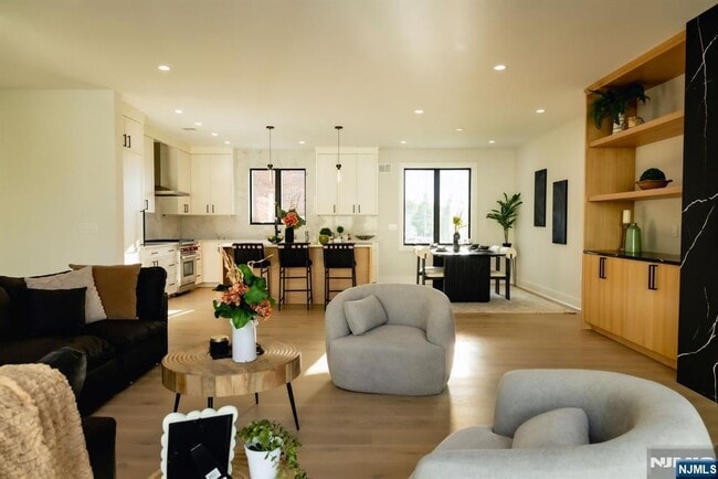 Building Photo - 401 Grand Ave