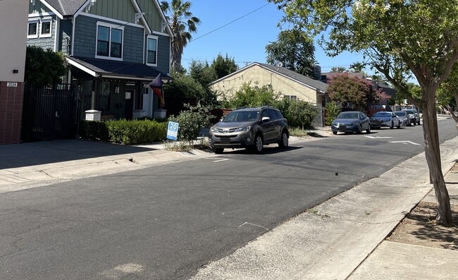 Street Parking - 2534 San Fernando Way
