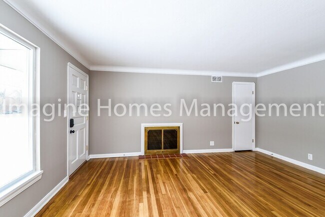 Building Photo - Lovely Ranch Home In Fairview Park!