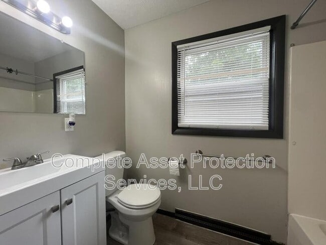 Building Photo - 417 Belden St