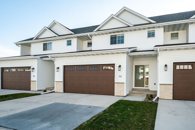 Building Photo - Large townhouse with plenty of room with e...