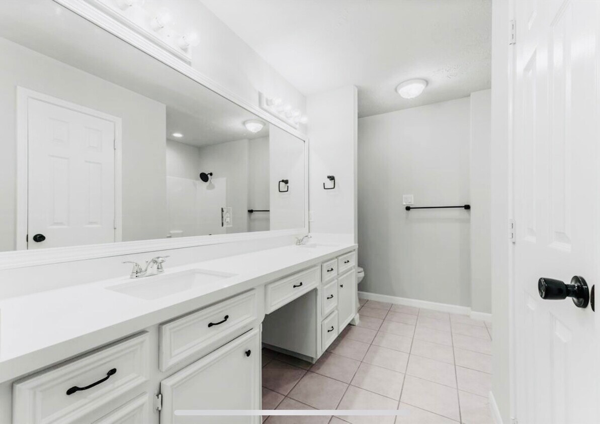 Building Photo - 11844 Oakridge Manor