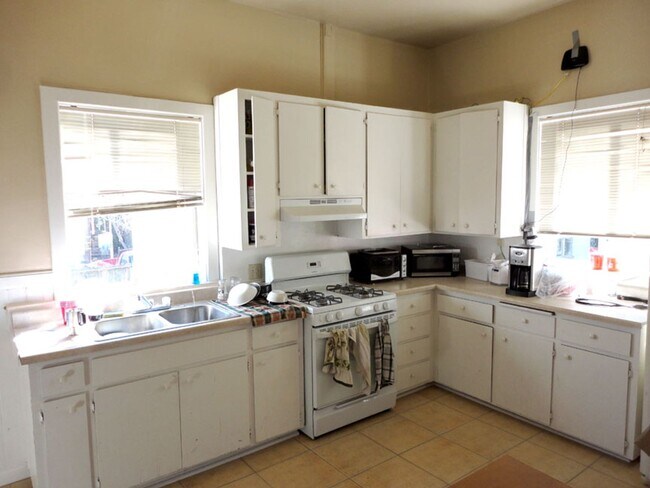 Building Photo - 805 Rio Chico Way