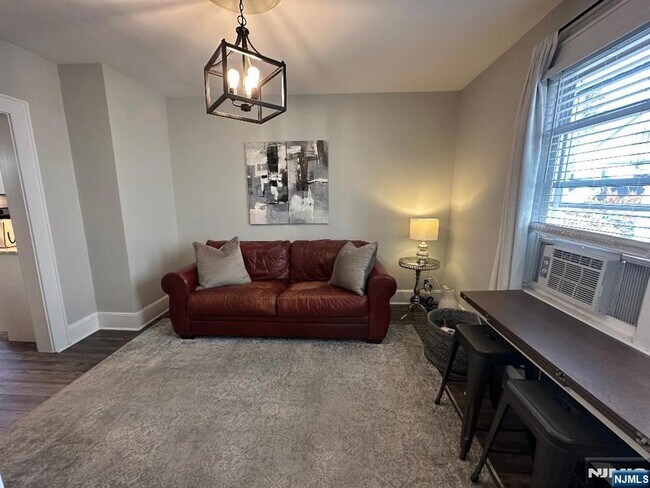 Foto del edificio - 52 Delafield Ave