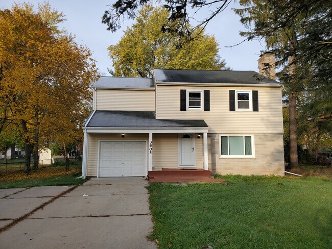 Building Photo - 3605 E Arbutus Dr