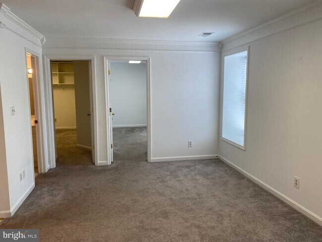 Foto del edificio - 1 Ponds Wood Rd