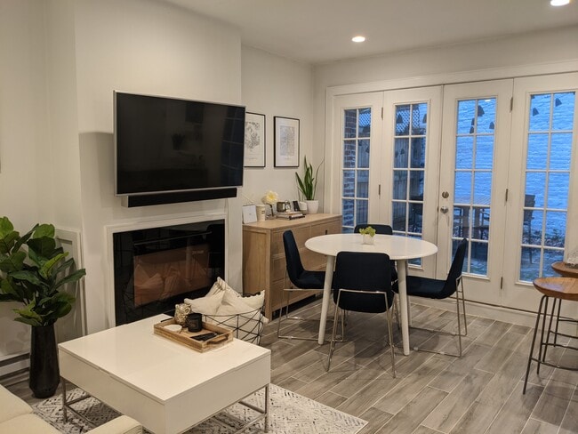 Living area opening into private patio - 12 Melrose St