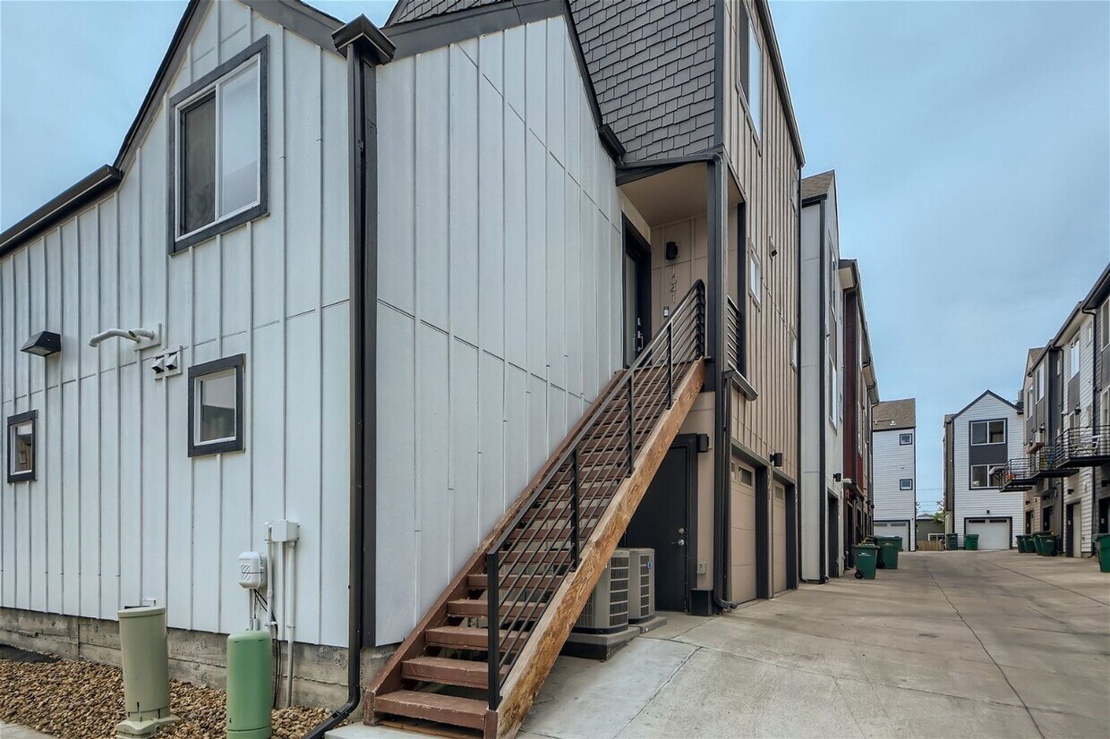 Primary Photo - Stylish 2-Bed, 2-Bath Townhome in Westline...