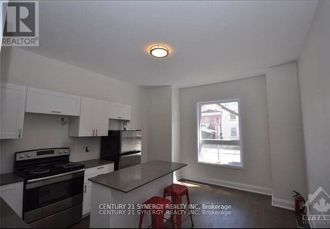 Building Photo - 571 McLeod St