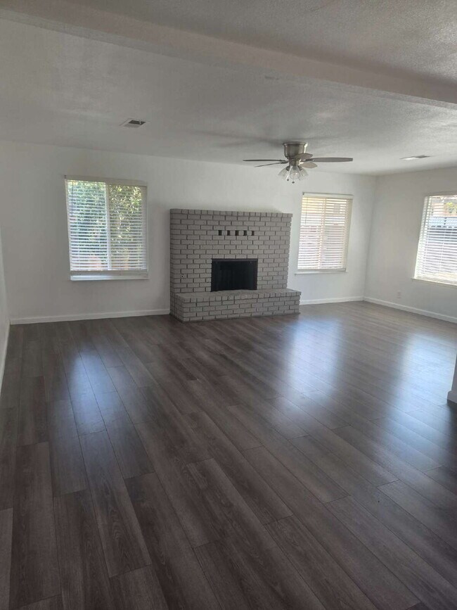 Building Photo - Fully Renovated Four Bedroom Home, Highly ...