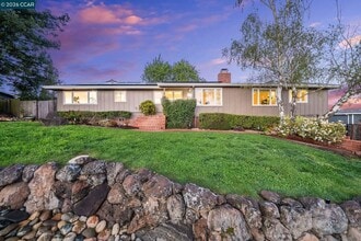 Building Photo - 102 Hillcrest Dr