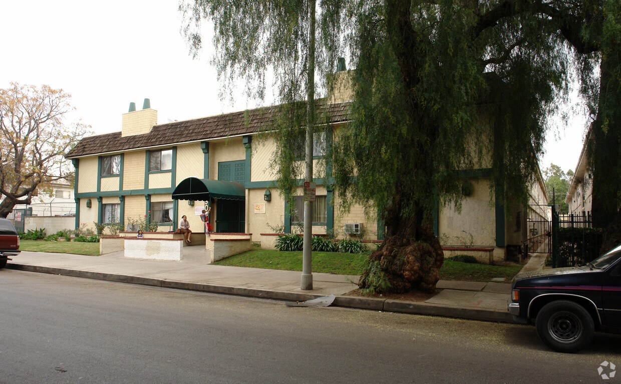 9040 Cedros Avenue - 9040 Cedros Ave
