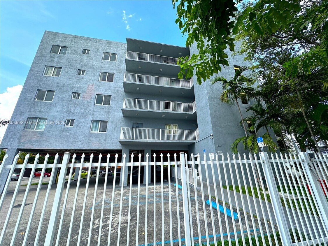 Foto principal - 2401 NW 23 St