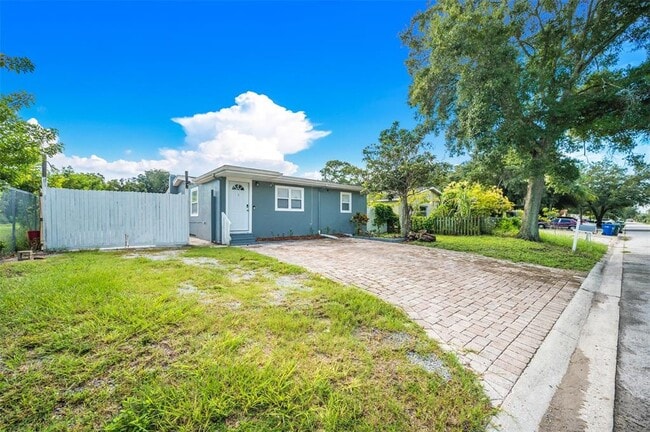 Building Photo - 1601 Palm Way