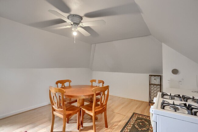 Foto del edificio - 3409 Portola Ave