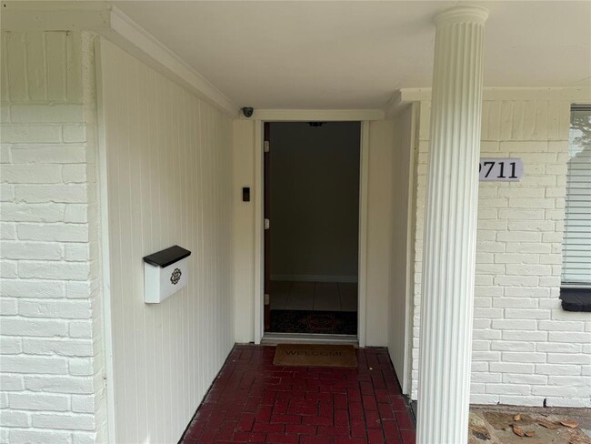 Foto del edificio - 9711 Long Branch Ln