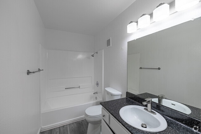 2BR, 2BA - 940SF - Bathroom - Elan Shadowridge Meadows