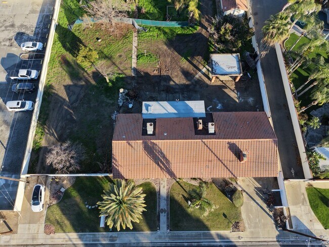 Foto del edificio - 5 -Bedroom Home for Rent in Desirable Southwest Bakersfield