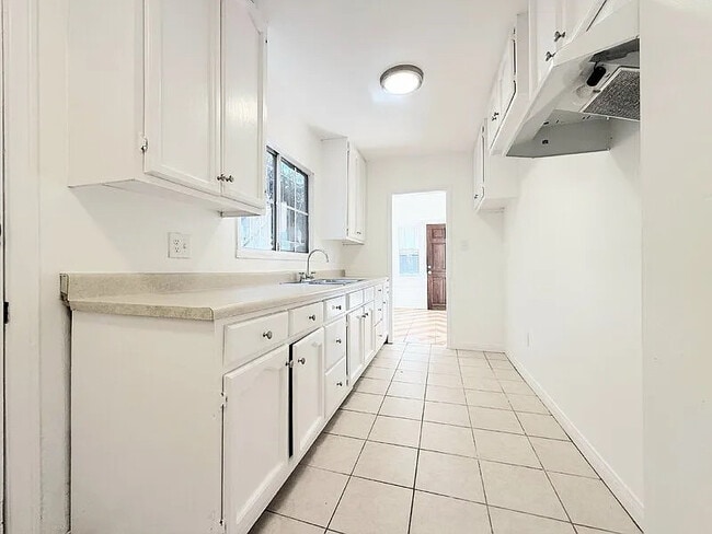 Building Photo - 727 E 81st St