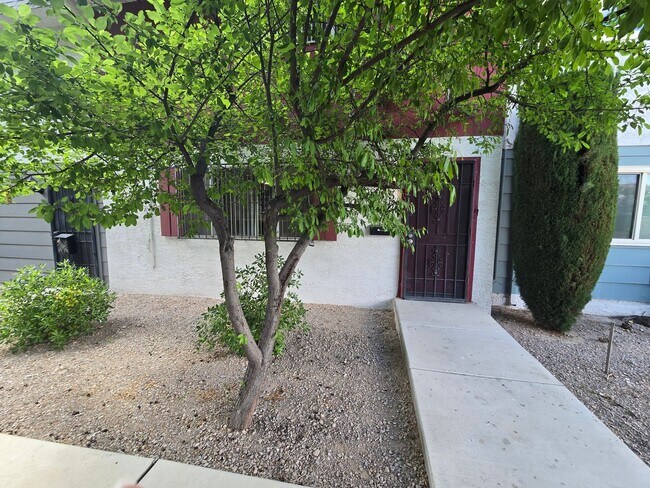 Building Photo - 560 Greenbriar Townhouse Way