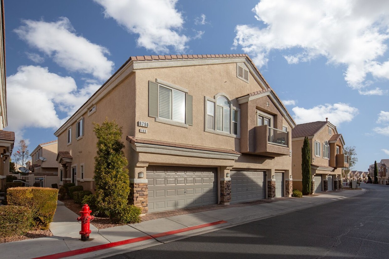 Primary Photo - SW 3 br townhome with 2 car garage