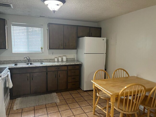 Building Photo - Remodeled 2 Bed 1 Bath, Apartment in Provo