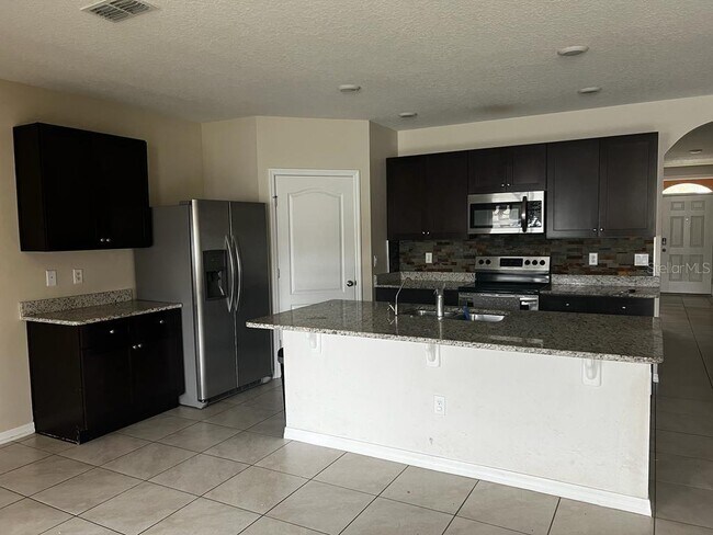 Building Photo - 424 Tanglewood Dr