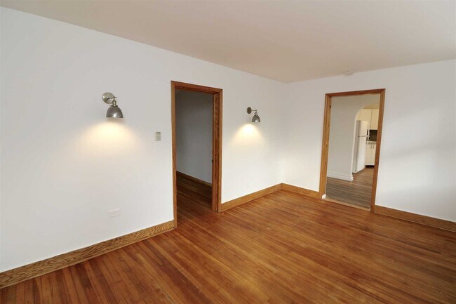 Building Photo - 128 Catherine St