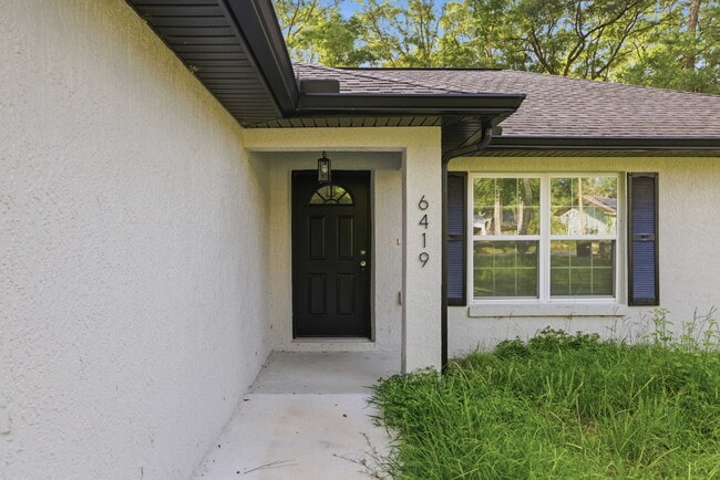 Building Photo - Available Now! Tastefully Designed 3 Bed, 2 Bath Home