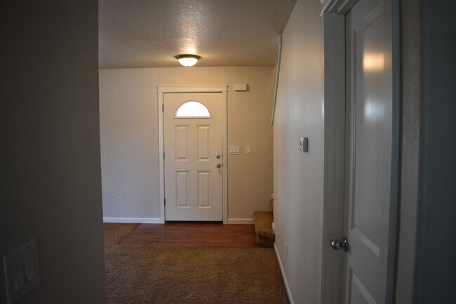 Foto del edificio - Large 4 bedroom two story home located on a dead end st.