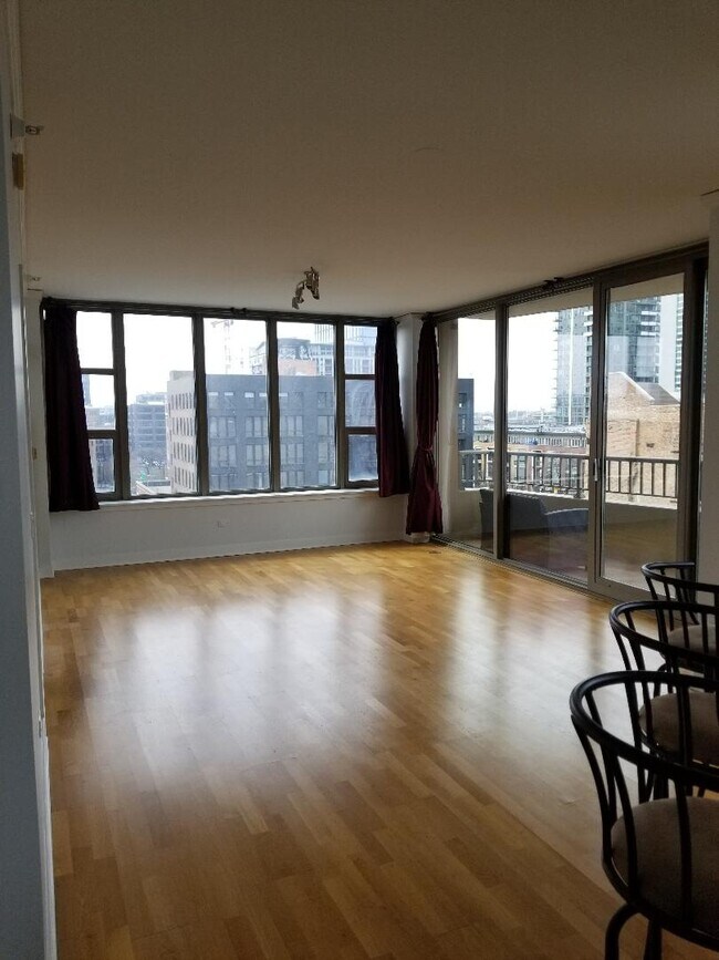 Foto del edificio - Extra Spacious Corner 1 Bed Condo set in Chicago's Desirable West Loop Neighborhood! Ready 6/1!