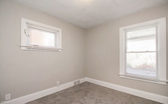 Foto del edificio - 2 br, 1 bath Duplex - 12904 Thornhurst Ave...