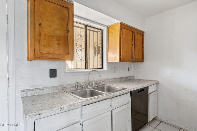Building Photo - 3021 E Glen Dr