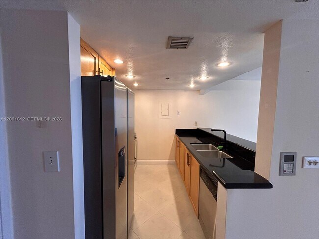 Foto del edificio - 7601 E Treasure Dr