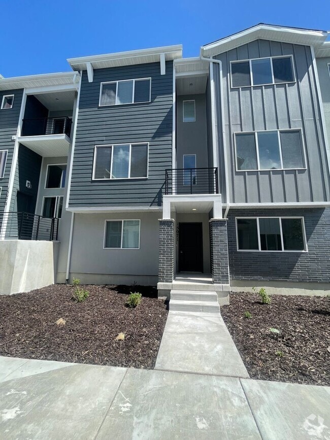 Building Photo - 15071 S Reins Wy