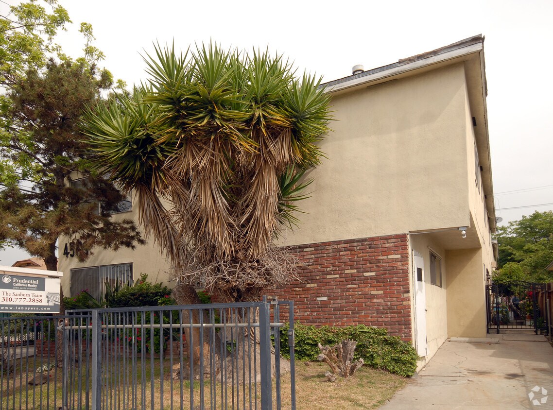 Foto del edificio - 4563 Rosewood Ave