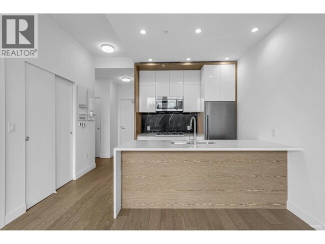 Building Photo - 6733-6733 Cambie St.