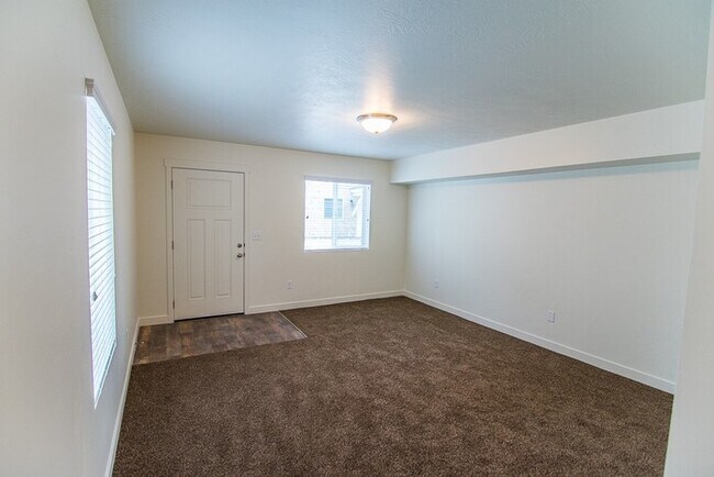 Building Photo - THE LOCHS! Gorgeous Townhome
