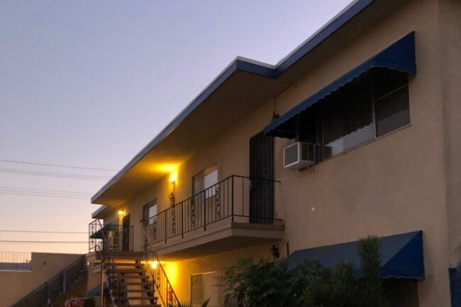 Apartamento superior - 1018 E 32nd St