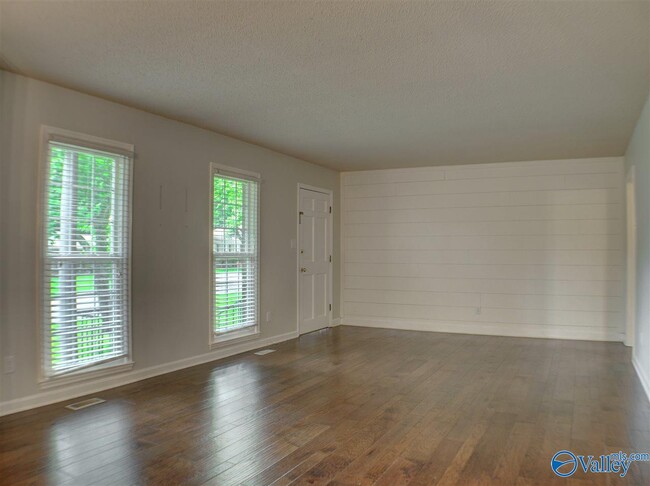 Building Photo - 812 Ashwood Dr