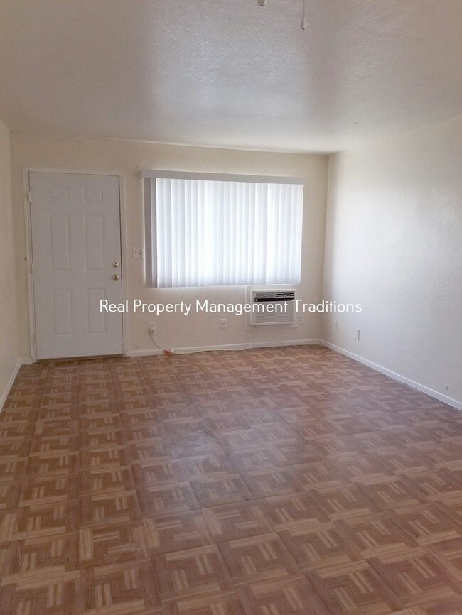Building Photo - 2 bed, 1 bath - Kern County Section 8 OK