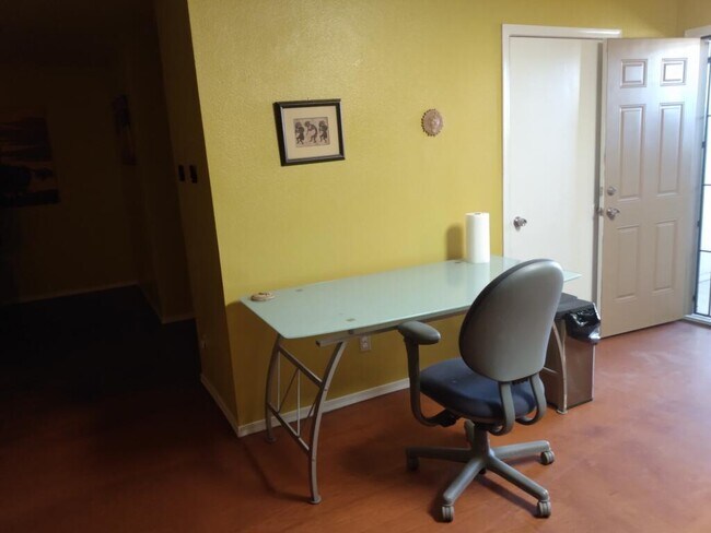 Foto del edificio - 1327 E Pierce St