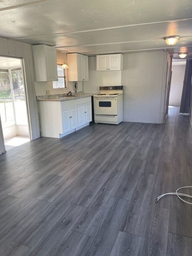 Building Photo - 6025 New Tampa Hwy