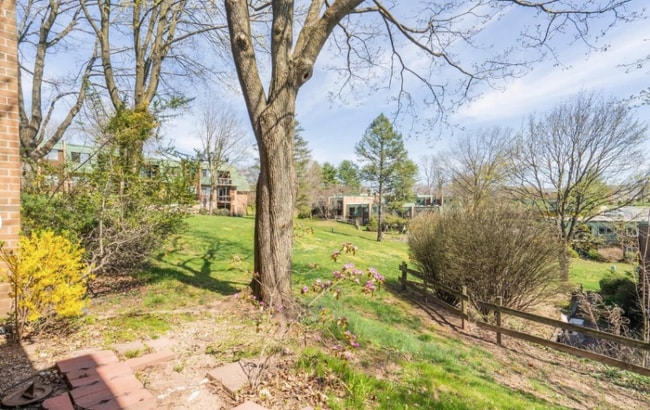 Building Photo - 707 Meadowview Ln